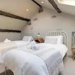 Holiday home Clare's Near Cartmel - Dog Friendly, Homely, Aga, Log Burners, & Netflix *