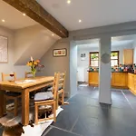Clare's Near Cartmel - Dog Friendly, Homely, Aga, Log Burners, & Netflix * Holker