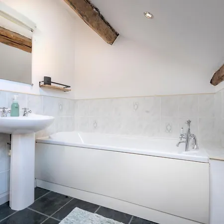 Clare's Near Cartmel - Dog Friendly, Homely, Aga, Log Burners, & Netflix בית נופש *