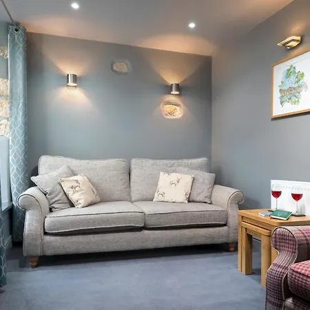 Clare's Near Cartmel - Dog Friendly, Homely, Aga, Log Burners, & Netflix בית נופש
