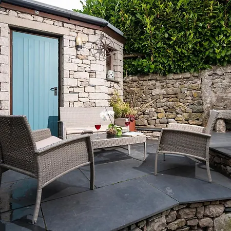 Clare's Near Cartmel - Dog Friendly, Homely, Aga, Log Burners, & Netflix בית נופש *