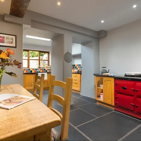 Clare's Near Cartmel - Dog Friendly, Homely, Aga, Log Burners, & Netflix בית נופש
