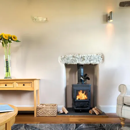 Дом отдыха Clare's Near Cartmel - Dog Friendly, Homely, Aga, Log Burners, & Netflix Holker