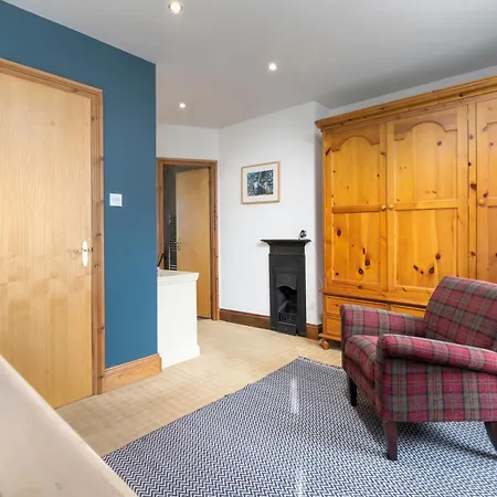 Clare's Near Cartmel - Dog Friendly, Homely, Aga, Log Burners, & Netflix *