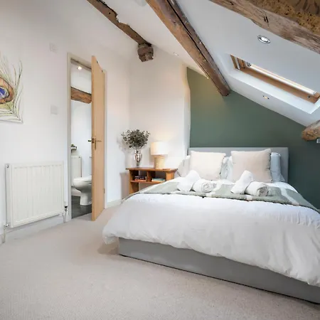 Clare's Near Cartmel - Dog Friendly, Homely, Aga, Log Burners, & Netflix